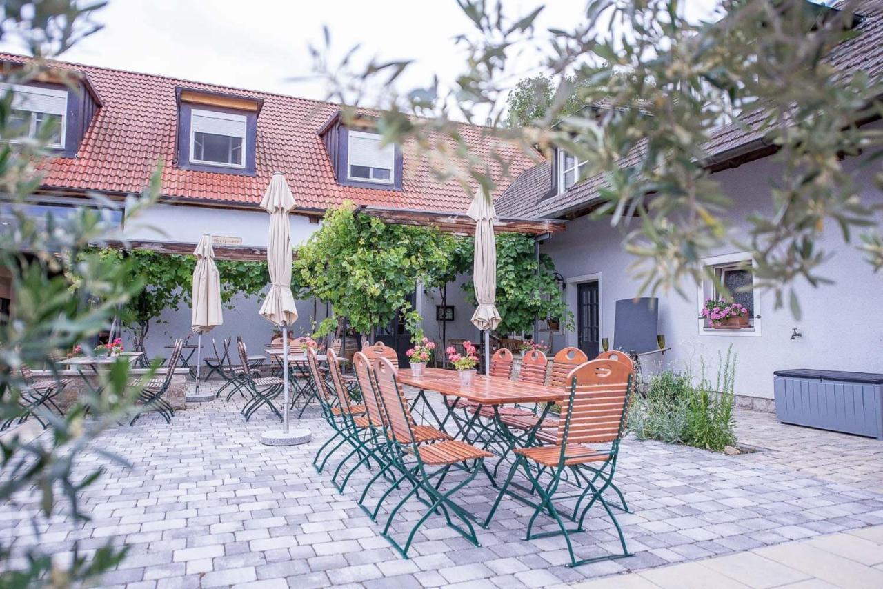 Weingut Kernwein Hotel Seinsheim ภายนอก รูปภาพ